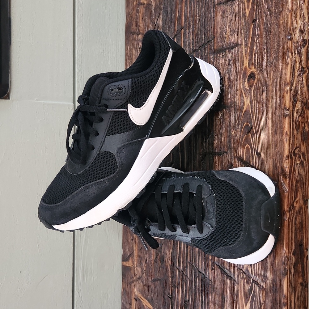 NIKE AIR MAX SIZE 4.5 YOUTH BLACK & WHITE
